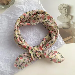 Detalle de un pañuelo suave con estampado floral sobre un fondo blanco artístico