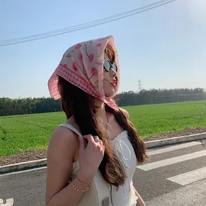 Primer plano de una bandana de algodón con estampado de cerezas usada como pañuelo