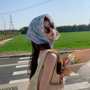 Detailaufnahme eines floralen Baumwoll-Kopftuchs für Damen zum optimalen Sonnenschutz