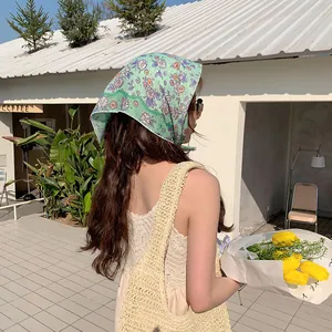 Hellgrünes Baumwoll-Kopftuch mit Blumenmuster für einen schicken Sommer-Strandlook