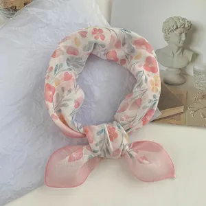 Pañuelo cuadrado de flores pequeñas con motivos rosas suaves para un estilo de verano versátil