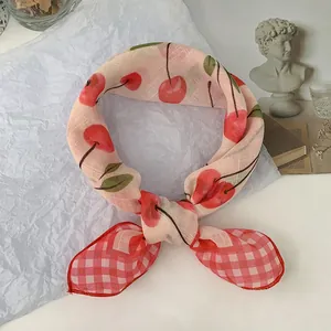 Elegante pañuelo rosa con estampado de cerezas y nudo a cuadros rojos para el verano