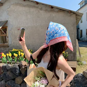 Pañuelo de algodón y lino con flores vintage, accesorio literario chic usado en un jardín