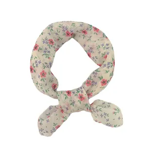 Elegante pañuelo cuadrado de flores pequeñas con nudo, ideal para protegerse del sol.