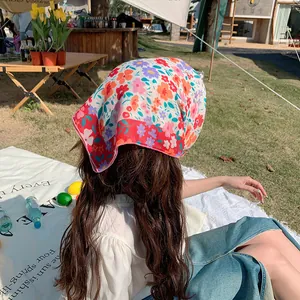 Pañuelo de flores en algodón y lino como accesorio decorativo para el pelo al aire libre.