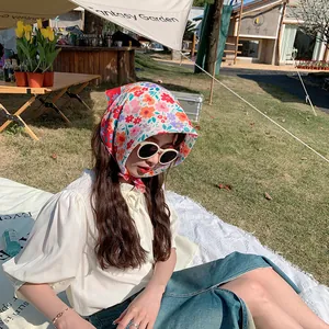 Pañuelo de algodón y lino con flores usado como bandana en un picnic al aire libre
