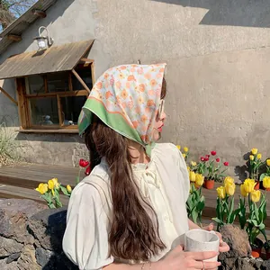 Blumiges Baumwoll-Vierecktuch als Kopftuch für sommerlichen Sonnenschutz und Strandstil