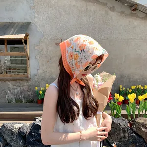 Florales Baumwollquadrattuch als Kopftuch für sommerlichen Sonnenschutz und Urlaubsstil
