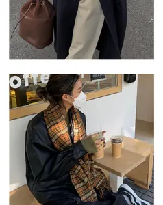 Détail d'une écharpe à carreaux épaisse portée dans un café, idéale pour l'hiver.