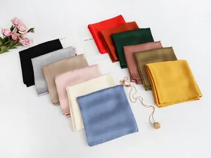 Elegante collezione di piccoli foulard quadrati in raso a tinta unita per donna
