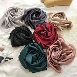 Eleganti foulard in raso di seta a tinta unita in vari colori di tendenza per donna