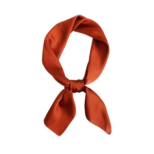 Elegante foulard quadrato in seta tinta unita arancione ruggine per abbigliamento professionale