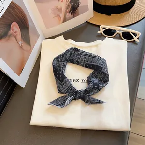 Primer plano de un pañuelo de algodón con estampado paisley blanco y negro en T-shirt
