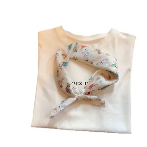 Pañuelo cuadrado de estilo francés con estampado de perros de dibujos animados.