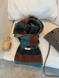 Primo piano di sciarpa in maglia 100% pura lana con strisce arancioni e blu