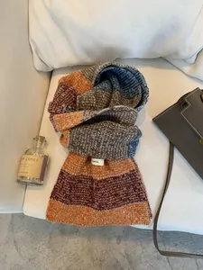 Dettaglio sciarpa in maglia 100% lana con eleganti strisce multicolore