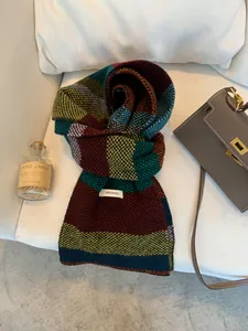 Dettaglio di una sciarpa in maglia di lana 100% con eleganti e vivaci strisce colorate.