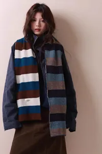 Vista dettagliata di una sciarpa in maglia a righe 100% lana premium per la moda invernale