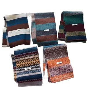 Assortimento di sciarpe in maglia 100% pura lana di alta qualità con strisce colorate