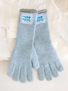 Primer plano de guantes de punto azul claro con parches azules y puños grises