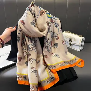 Luxuriöser Seidenschal mit buntem Schmetterlingsdruck und elegantem orangefarbenem Rand