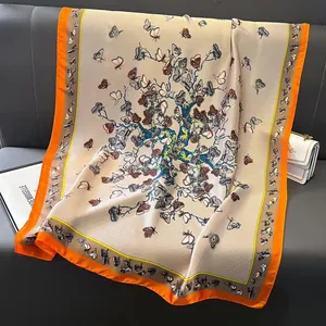 Eleganter Seidenschal mit Schmetterlingsbaum-Druck und leuchtend orangefarbenem Rand