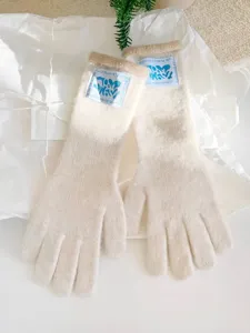 Guantes largos de punto de invierno marfil con ribete azul claro y parche gráfico