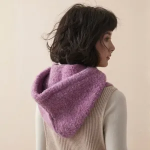 Eleganter lilafarbener Balaclava Strickschal Hut aus Wolle für winterliche Wärme