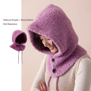 Balaclava-Strickhaube aus hibiskuslila Wolle mit Knöpfen für winterliche Wärme und Stil