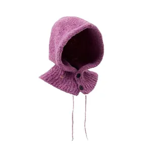 Hochwertige strick Sturmhaube aus hibiscus lila Wolle mit integriertem Schal und Knöpfen.