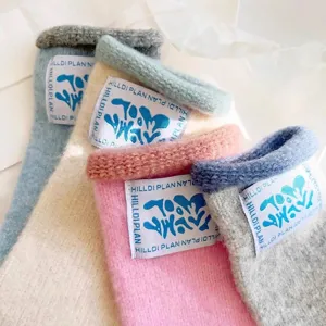 Guantes largos de punto de invierno en colores pastel para calidez y elegancia.