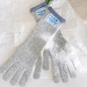 Guantes largos de lana de punto gris para invierno con puños azules y pantalla táctil