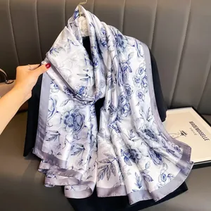 Eleganter langer Seidenschal mit blauem Blumendruck und grauem Rand, modischer Damenschal