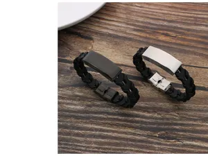 Detailansicht von Lederarmbändern mit schwarzen und silbernen Edelstahl-ID-Platten.