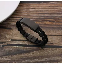 Nahaufnahme eines schwarzen geflochtenen Lederarmbands mit matter schwarzer Edelstahlplatte