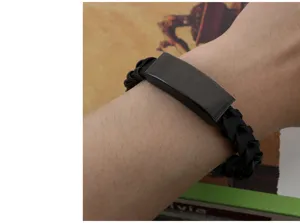 Detailansicht eines schwarzen Lederarmbands mit mattierter Edelstahlplatte für Gravuren