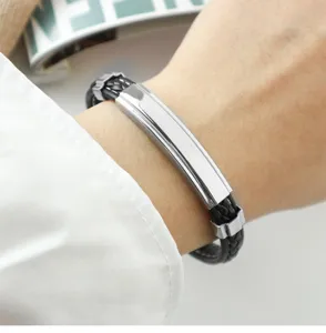 Nahaufnahme eines Vintage Armbands aus Edelstahl und schwarzem geflochtenem Leder am Handgelenk.