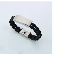 Detailansicht eines geflochtenen Lederarmbands mit polierter Edelstahloberfläche
