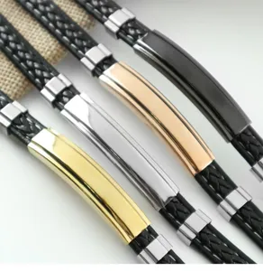Nahaufnahme von geflochtenen Lederarmbändern mit Gold Silber Roségold und Metallplatten