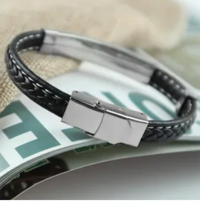 Nahaufnahme des polierten Edelstahlverschlusses eines schwarzen Lederarmbands