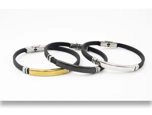 Primer plano de tres pulseras de silicona y acero inoxidable grabables en oro negro y plata