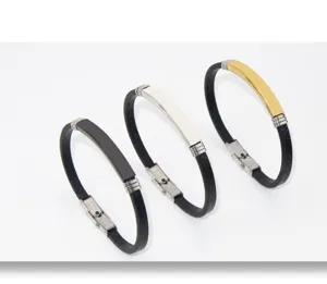 Detalle de pulseras de cuero con placas para grabar en color negro, dorado y plateado
