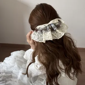Achteraanzicht van een elegant kanten haarelastiekje in lang bruin golvend haar