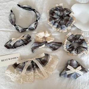 Detailweergave van geruite en kanten haaraccessoires set met scrunchies en hoofdbanden