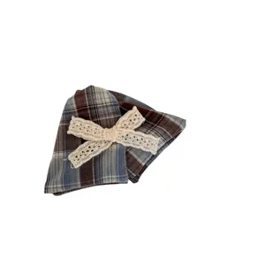 Elegante geblokte stoffen scrunchie met een delicate crème kant strik decor