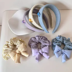 Nahaufnahme von pastellfarbenem Polka-Dot-Haarreif und passendem Schleifen-Haargummi