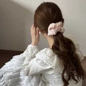 Chouchou nuage rose crème élégant avec pois pour un coiffage doux et sucré des cheveux