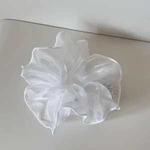 Detailansicht eines eleganten weißen Organza-Scrunchies mit feinen Perlen-Applikationen
