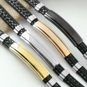 Geflochtene Lederarmbänder mit Platten aus Edelstahl in vier verschiedenen Metallfarben