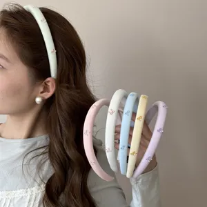 Vista detallada de diademas de esponja coreanas de colores con lazos de cristal para mujer